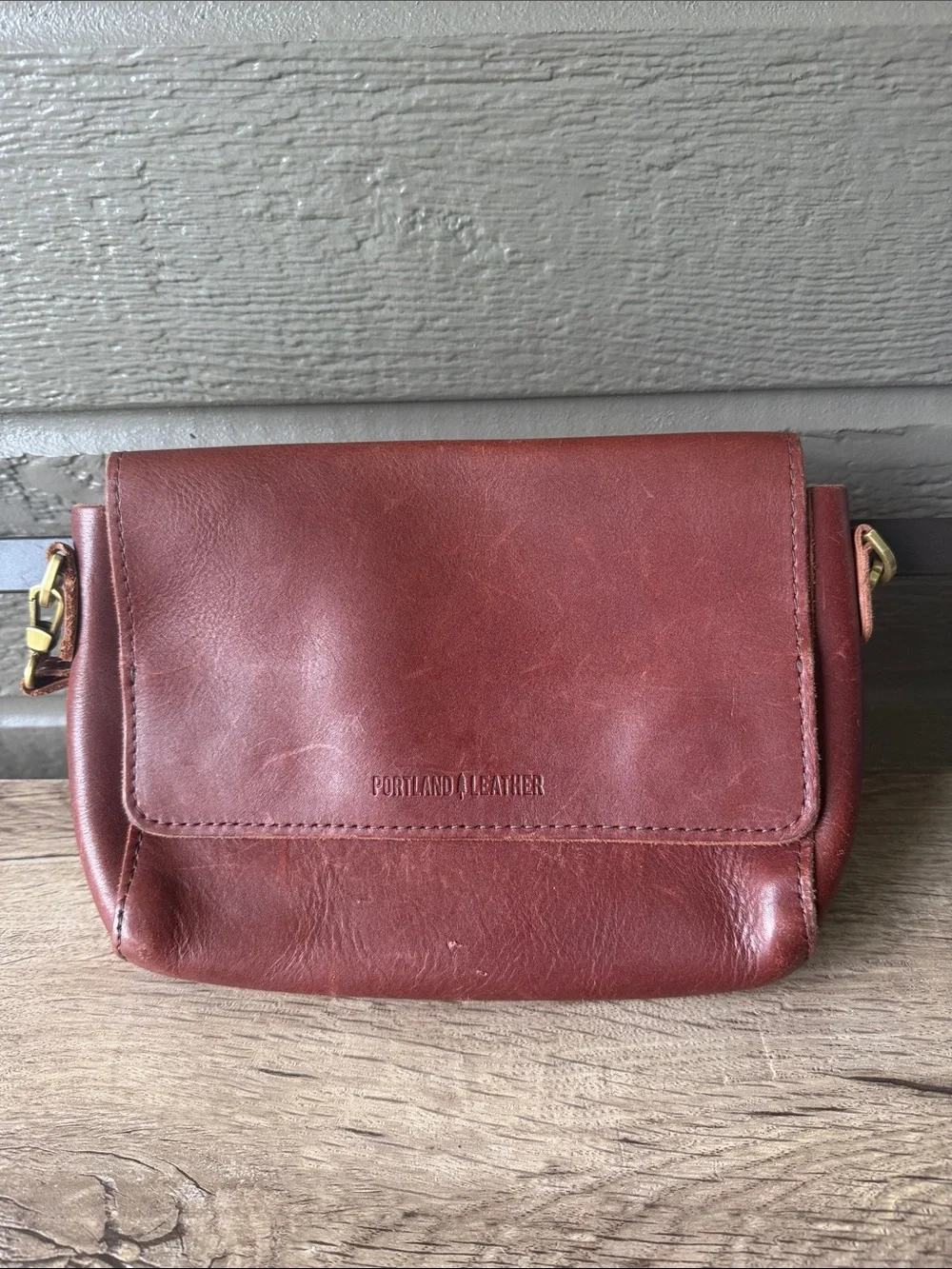 Portland Leather Women’s Rust Brown Leather Crossbody - Picture 2 of 9